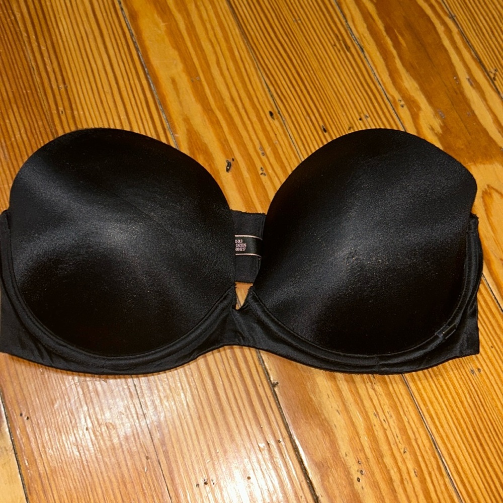 Black strapless bra
